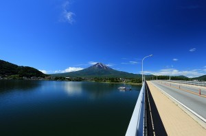 大橋からの大池公園と富士山
