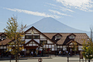 河口湖駅と富士山