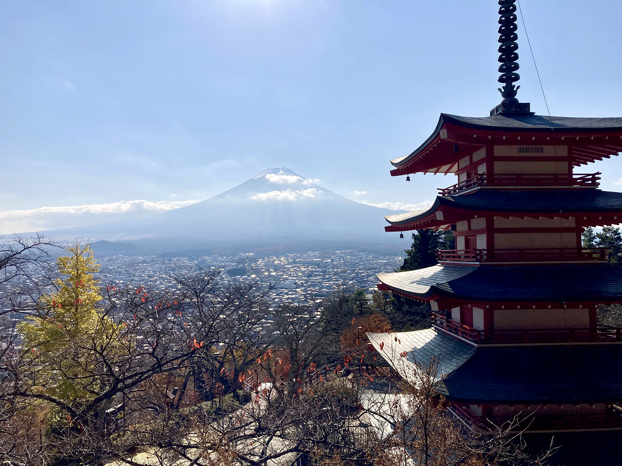 忠霊塔 - 富士山と桜と五重塔 外国人にも人気のベストビュー  河口湖.net