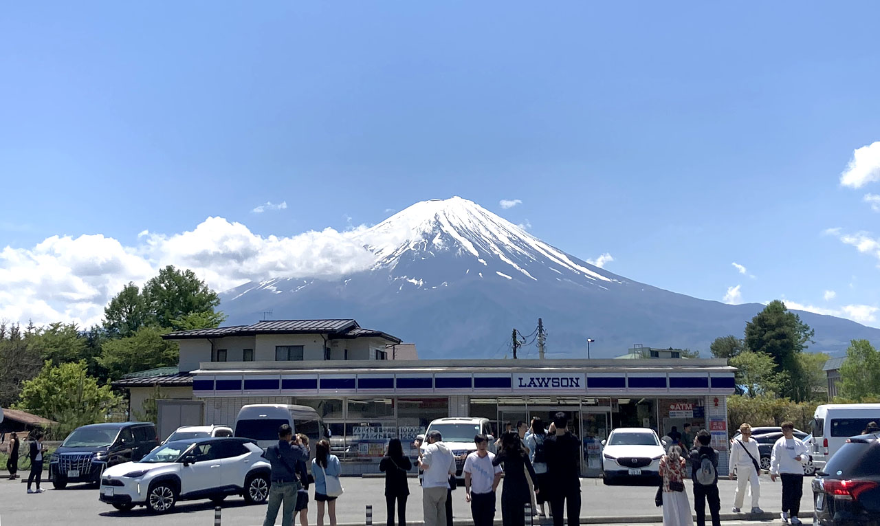 富士山とローソン